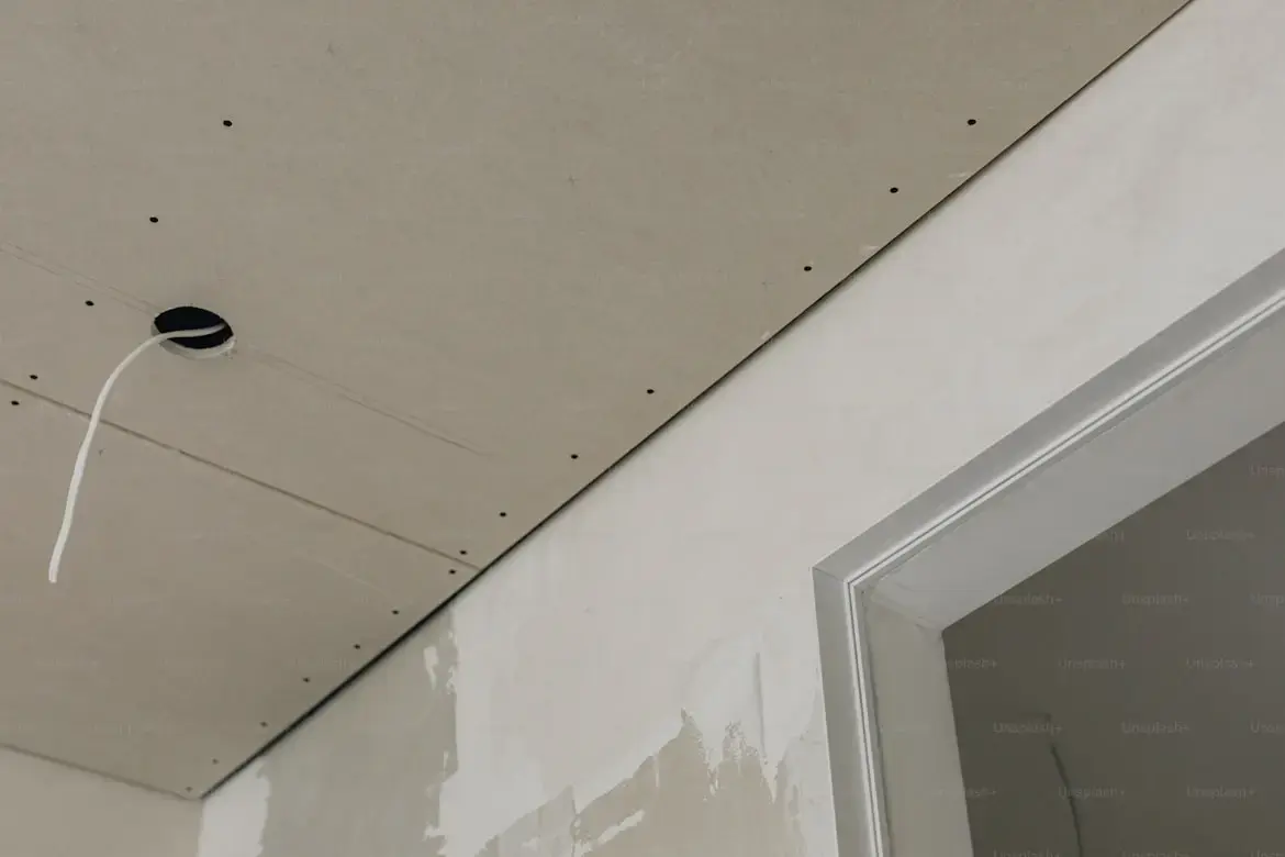 Faux plafond en placo avec spots encastrés