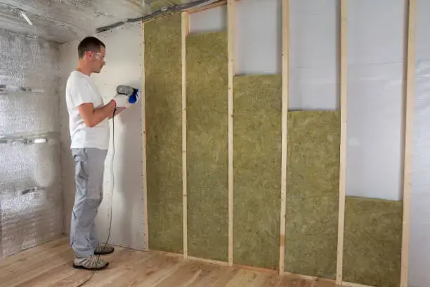 Pose de doublage isolation sur ossature métallique