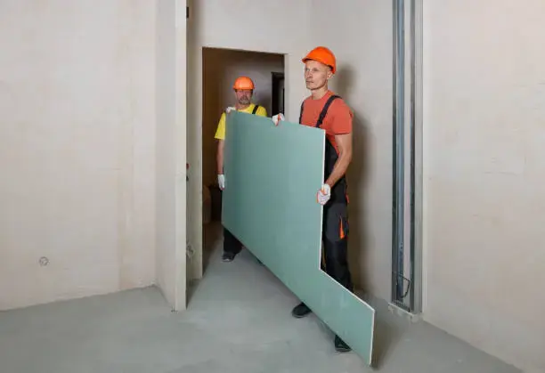 Pose de plaques de plâtre sur ossature métallique